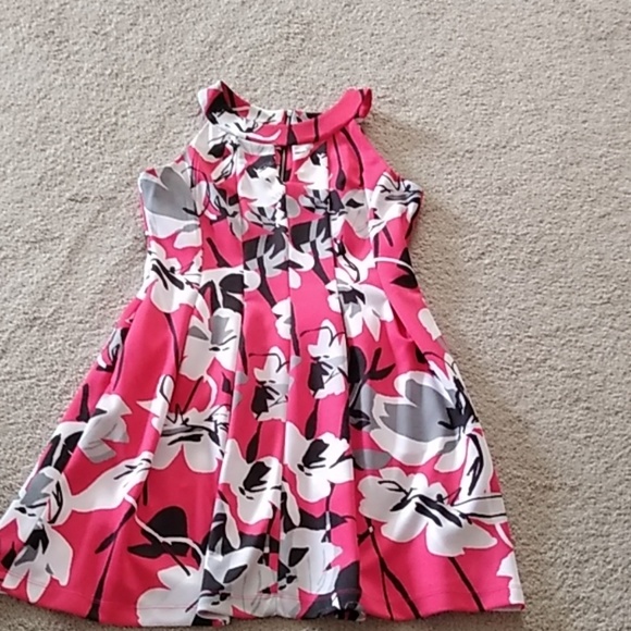 Gabby Skye Dresses & Skirts - Gabby Skye sleeveless dress shoes off your waist